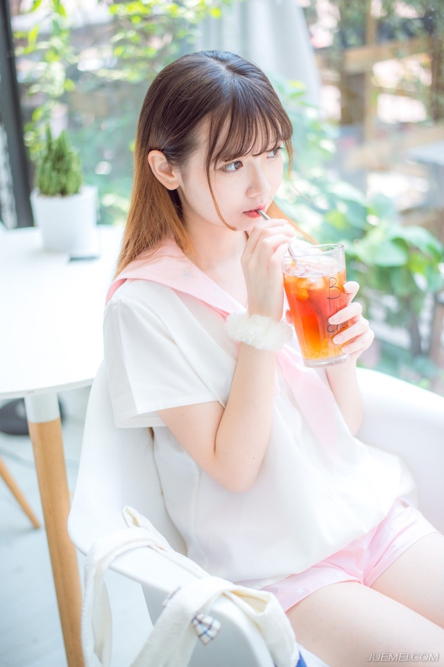 孩子真情流露的时候，好似总是背着你们，你们向我显明最深的爱的时候，也好似恰巧在文章里偷偷的写出来，什么时候我才肯明明白白的将这份真诚在我们有限的生命里向你们交代得清清楚楚呢